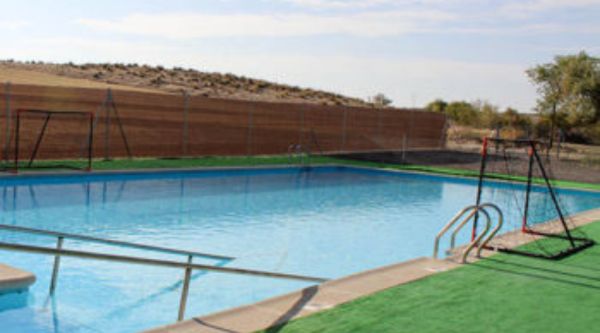 Piscina viaje fin de curso granja escuela